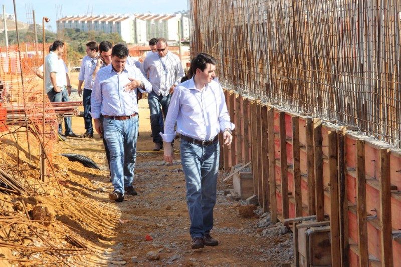 Prefeito visita obras de implantação do reservatório de água no Bairro Caiçaras
