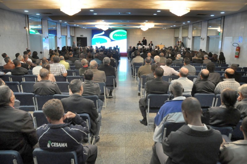 Prefeito faz entrega da 