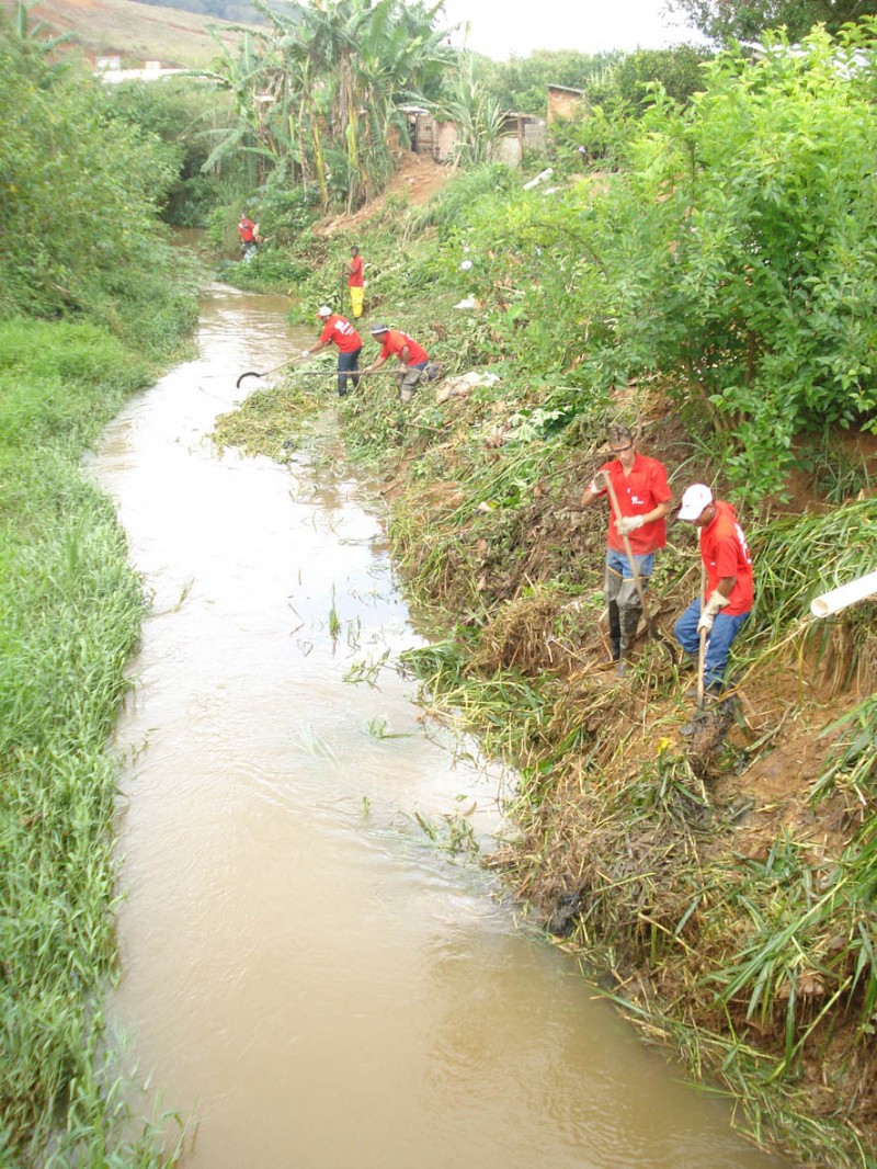 Limpeza dos cursos d´água - Cesama atua nos bairros Floresta e Serro Azul