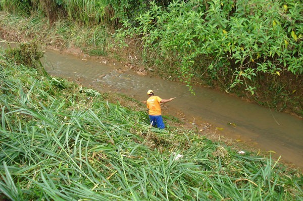 Córregos Três Pontes e Marmelos e Rio Paraibuna recebem serviços de limpeza da Cesama