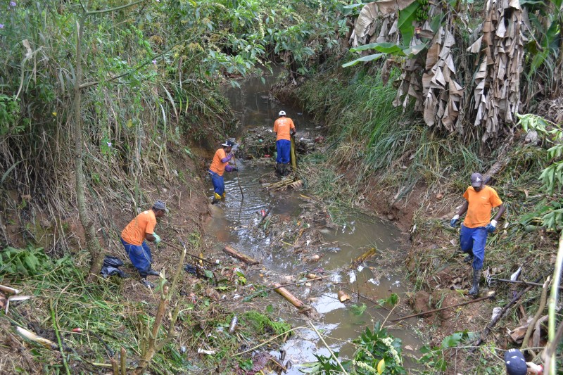 Equipes da Cesama continuam com limpeza dos córregos Marmelos e Yung