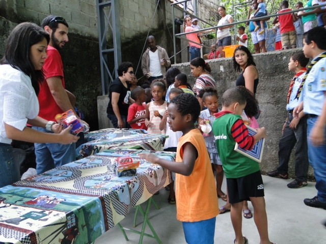 Voluntários da Cesama distribuem brinquedos no Bairro Dom Bosco