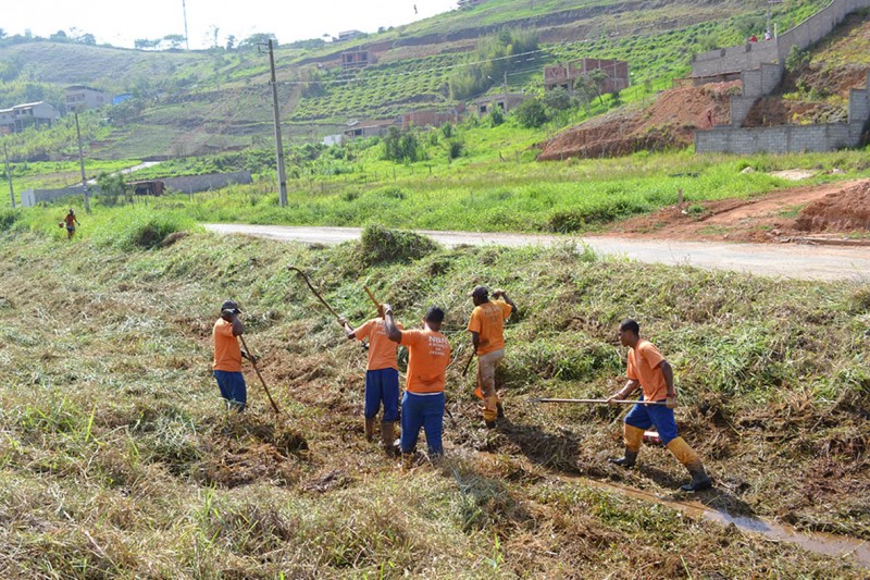 Cesama promove limpeza em córregos nos bairros Terras Altas e Toledo