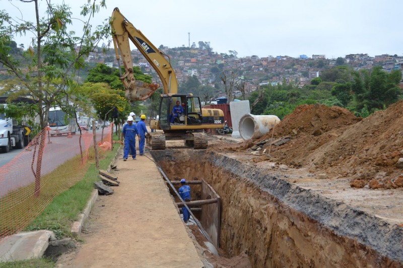 Bairro Poço Rico recebe mais de 1.700 metros de interceptores de esgoto