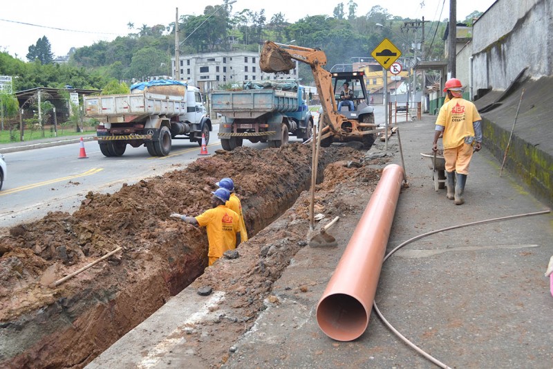 Substituição das redes de esgoto - Bairro Grama recebe 1.700 metros de novas tubulações