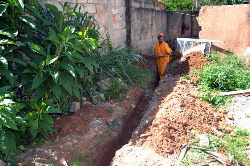 Saneamento Básico - Bairro Progresso recebe 200 metros de novas redes de esgoto da Cesama
