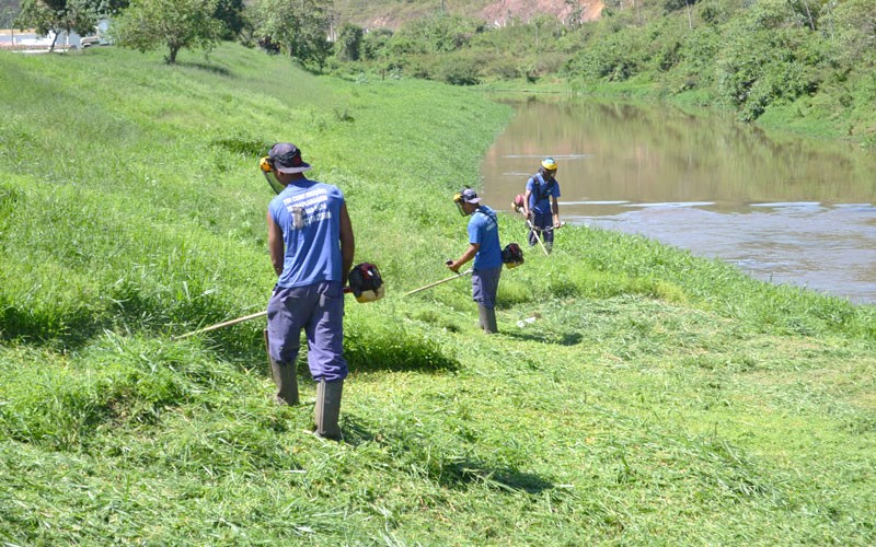 Trabalho contínuo - Rio Paraibuna recebe serviços de limpeza da Cesama