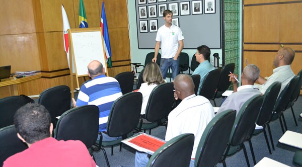 Empregados da área elétrica da Cesama participam de curso de reciclagem