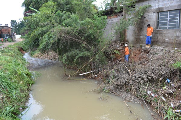 Cesama retoma serviços emergenciais de desobstrução no Córrego São Pedro 