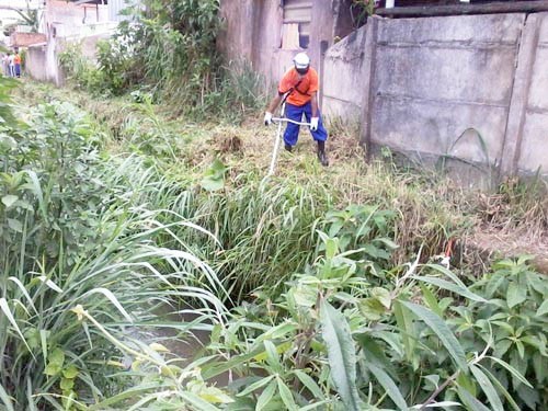Cesama realiza limpeza do Córrego Ipiranga e serviços emergenciais de desobstrução
