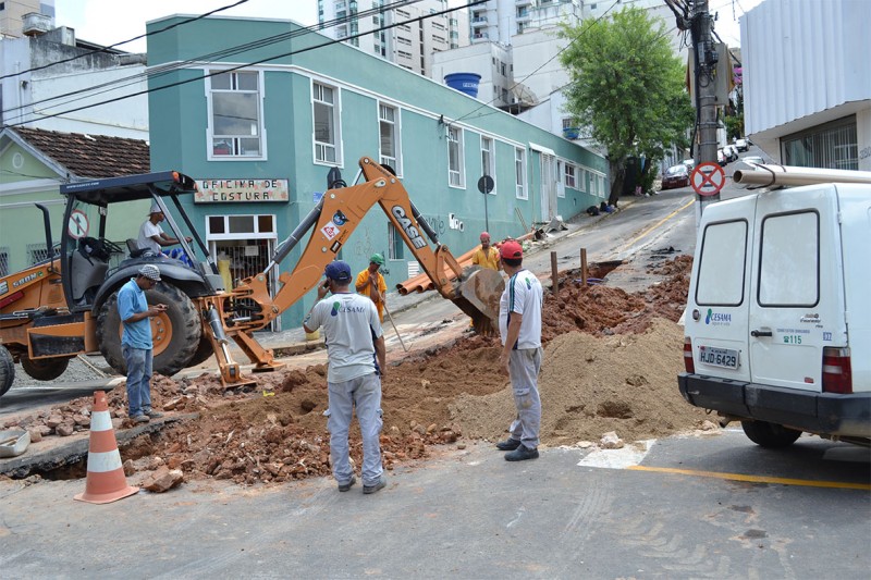 Bairro São Mateus - Cesama substitui 250 metros de redes de esgoto na Rua Oswaldo Aranha