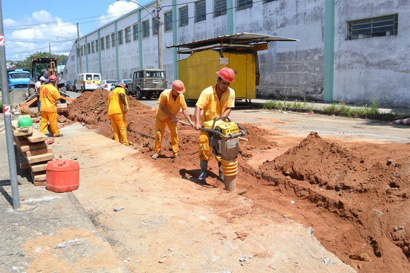 Bairro Santa Terezinha recebe 120 metros de novas redes de esgoto da Cesama