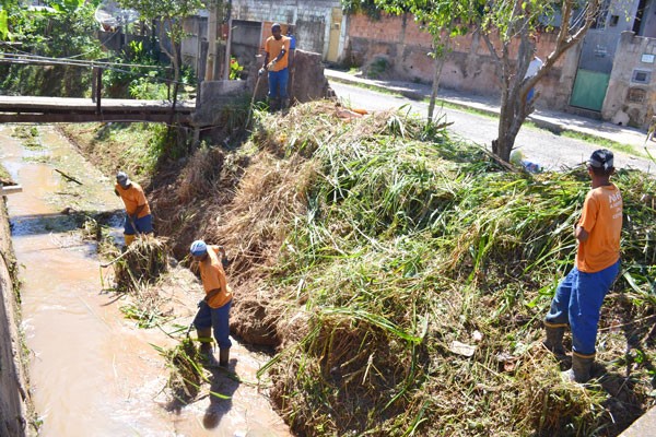 Cesama realiza limpeza nos Córregos Alfineiros e Cachoeirinha