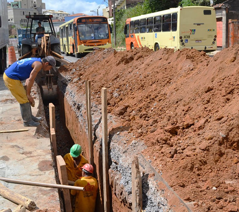 Avenida Juiz de Fora  90% das obras de substituição da rede de esgoto já foram concluídas