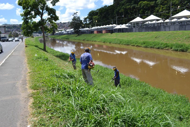 Cesama e Demlurb realizam trabalho em conjunto para limpeza do Rio Paraibuna