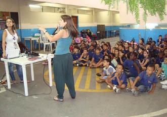 Cesama promove o projeto Levando água até você em escolas municipais