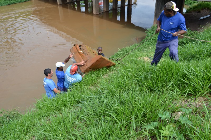 Nesta sexta - Cesama realiza limpeza no Rio Paraibuna e Córrego Alfineiros