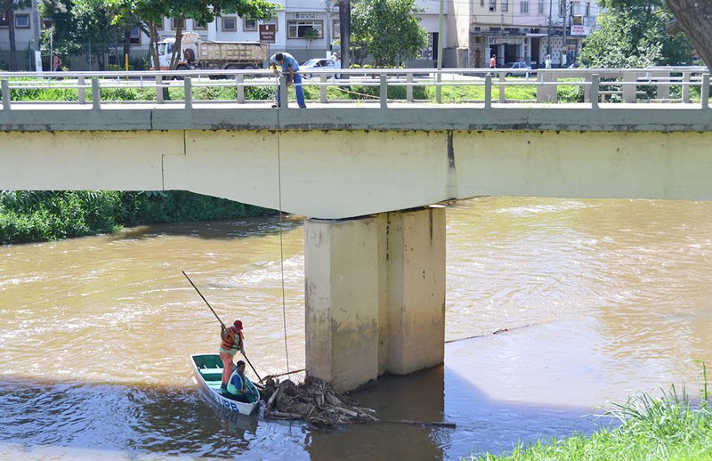 Ação conjunta - Cesama e Demlurb seguem com serviços de limpeza no Rio Paraibuna
