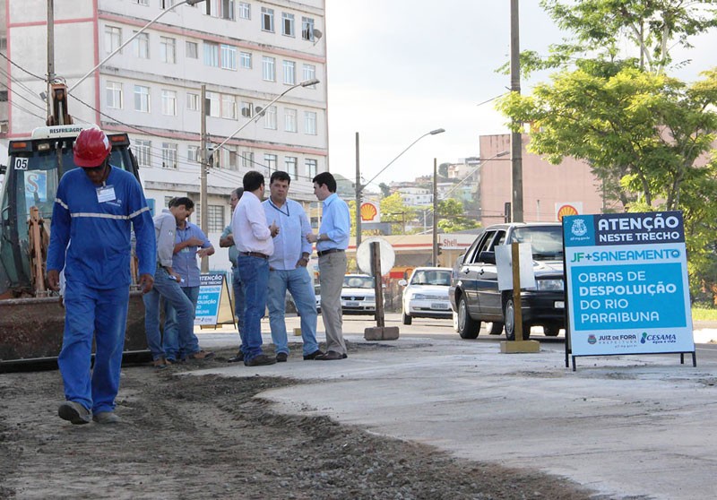 Prefeito confere avanço das obras de despoluição do Rio Paraibuna na Avenida Brasil