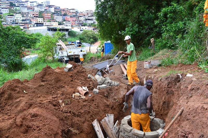 Substituição de redes de esgoto - Encosta do Sol recebe mais de 400 metros de novas tubulações