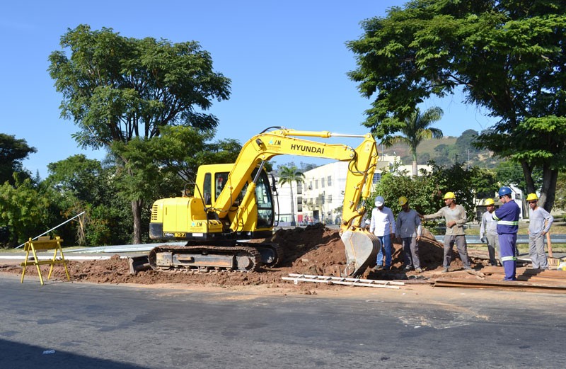 Despoluição do Rio Paraibuna  Cesama continua atuando na Avenida Brasil e trânsito fica interditado