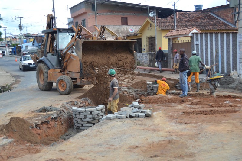 Melhorias no saneamento - Bairro Marumbi recebe 890 metros de novas redes de esgoto