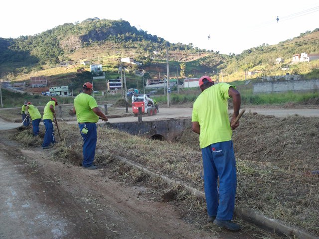 Limpeza de córregos - Cesama atua nos bairros Terras Altas, Araújo e Manoel Honório 