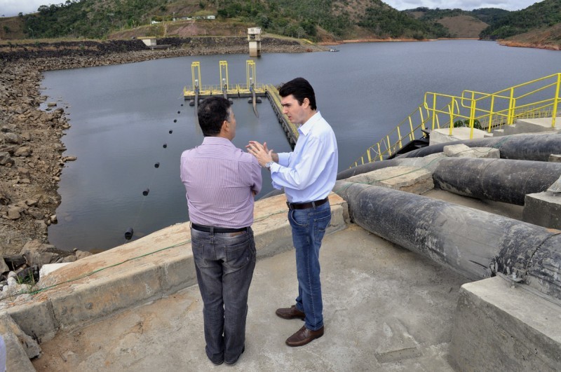 Prefeito visita obra para implantação da adutora de Chapéu d`Uvas