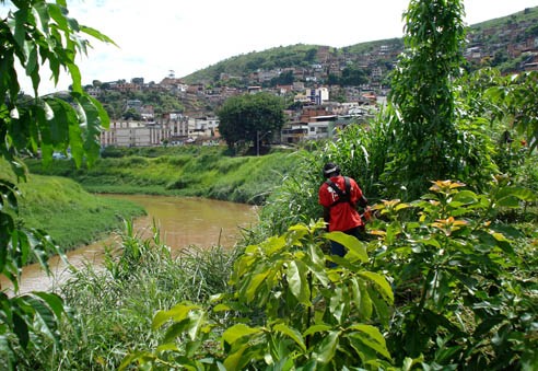Trabalho contínuo - Cesama realiza limpeza no Rio Paraibuna e no córrego de Santa Luzia