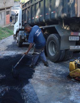  Bairro Jóquei Clube recebe nova tubulação de esgoto