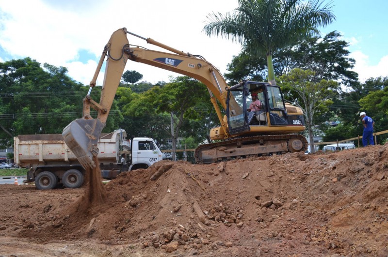 Despoluição do Paraibuna - Trânsito melhora no segundo dia da alteração de circulação na Av. Brasil