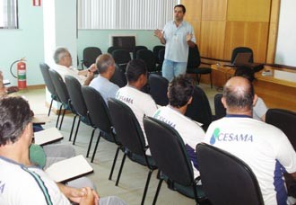 Motoqueiros da Cesama recebem orientações sobre padronização dos procedimentos