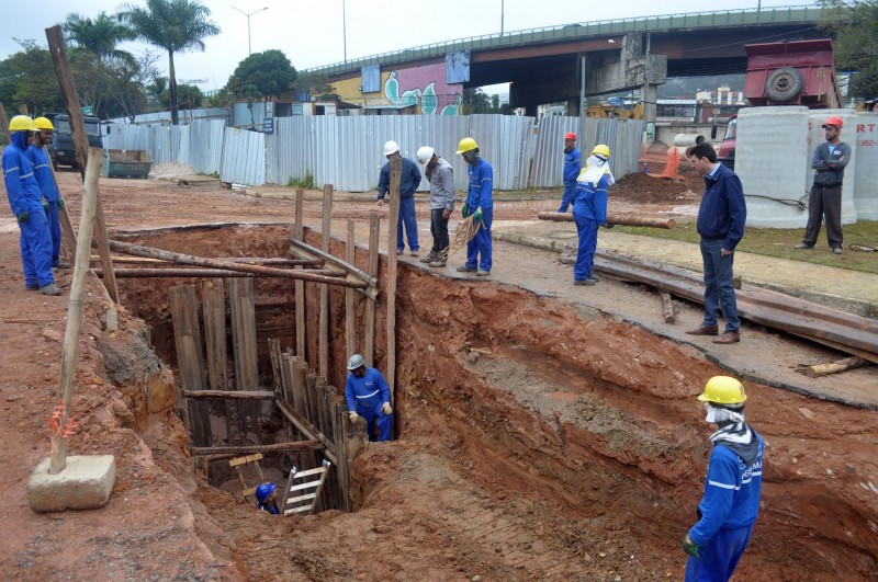 Prefeito Bruno Siqueira confere obras de despoluição do Rio Paraibuna