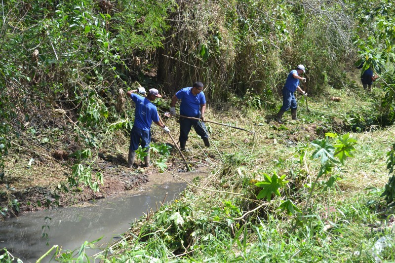  Limpeza de córregos  Cesama trabalha nos bairros Marilândia e Sagrado Coração de Jesus