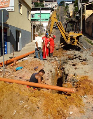 Renovação do sistema de esgoto  Cesama implanta nova rede no Bairro Santa Rita