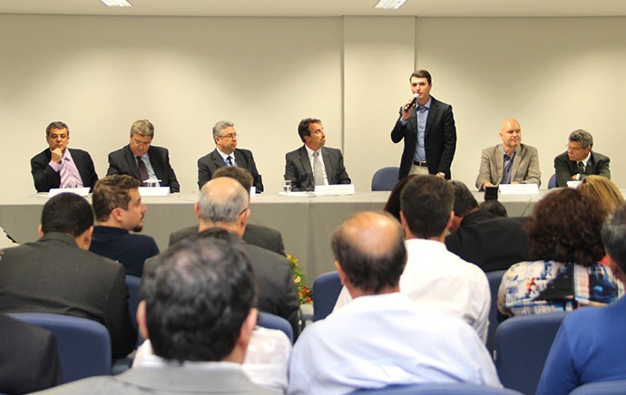 Prefeito e ministro das Cidades assinam contrato para elaboração de projetos de abastecimento