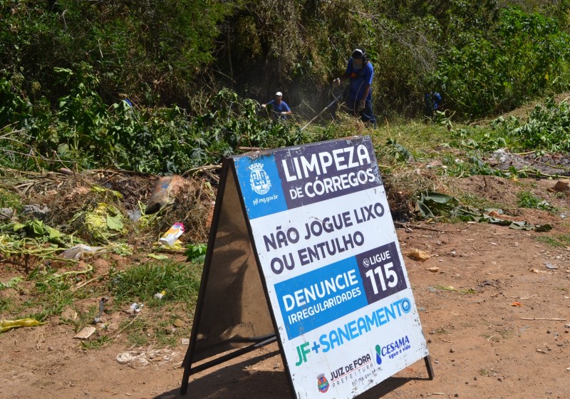 Cesama realiza limpeza dos córregos do Parque Independência e Sagrado Coração de Jesus