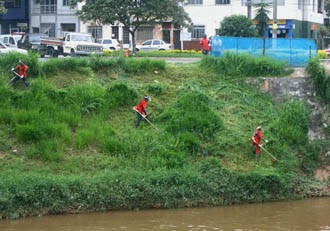 Cesama realiza limpeza no Rio Paraibuna e em córrego do Bairro Santa Terezinha