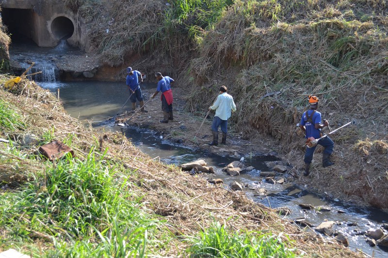 Cesama inicia trabalhos de limpeza em novos trechos dos córregos Alfineiros e Ribeirão das Rosas 
