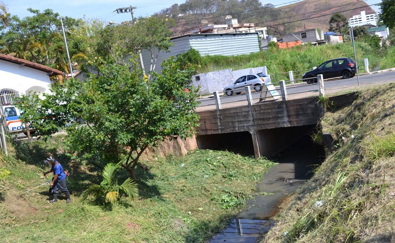 Cursos d´água - Bairros Bom Clima, Milho Branco, Santa Cruz e Santa Luzia recebem limpeza