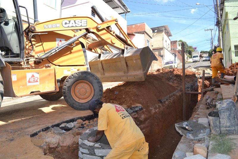 Bairro Teixeiras recebe 60 metros de novas redes de esgoto 