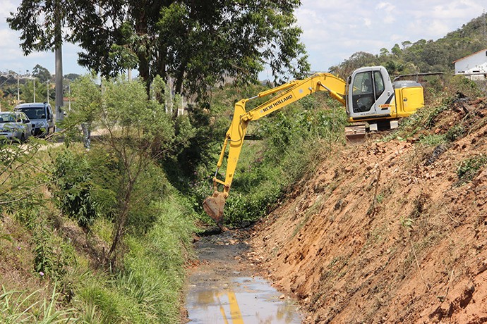 Trabalho contínuo - Cesama realiza limpeza nos córregos São Pedro, Tapera e Buieié