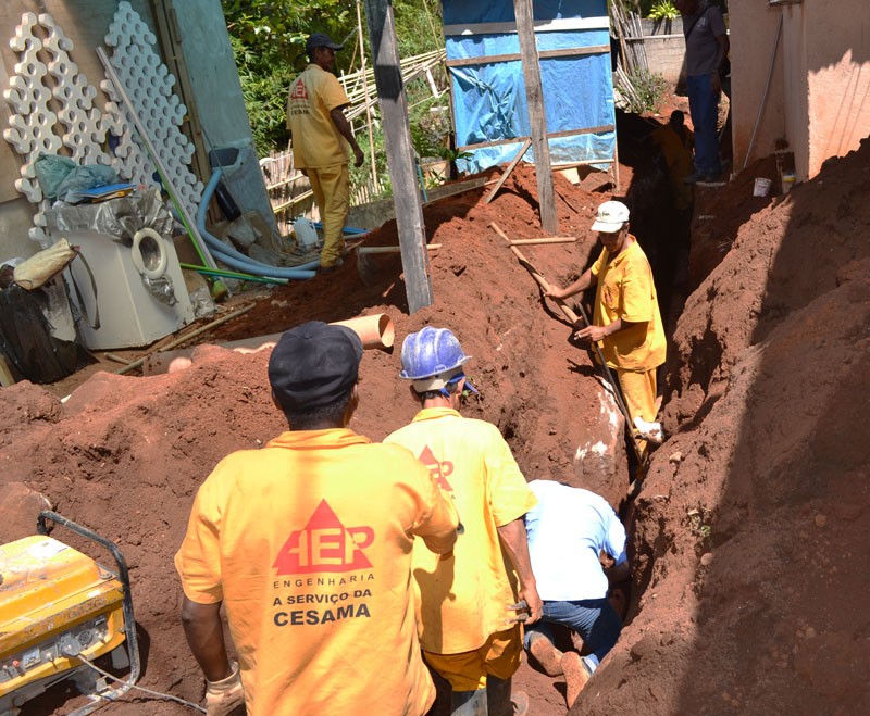Saneamento básico - Cesama implanta nova rede de esgoto de 70 metros no Bairro Santa Helena