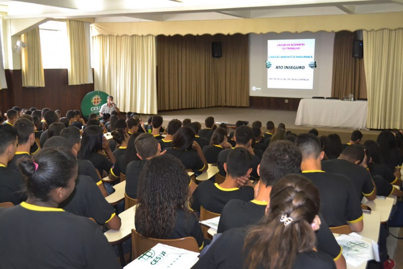 Técnico da Cesama realiza palestra sobre segurança do trabalho para 110 adolescentes do Promad
