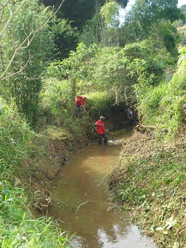 Cesama realiza limpeza nos córregos Filgueiras, São Pedro e Rio Paraibuna