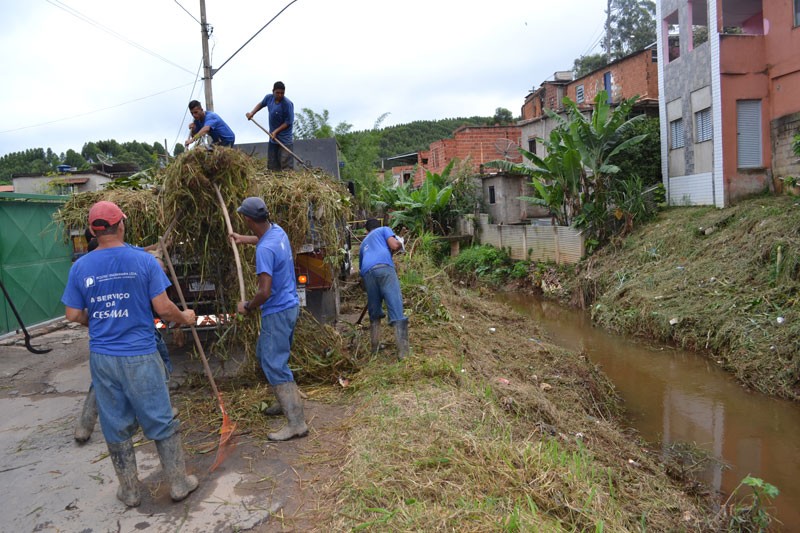 Córregos dos Bairros Igrejinha, Filgueiras e Grama recebem as ações de limpeza da Cesama
