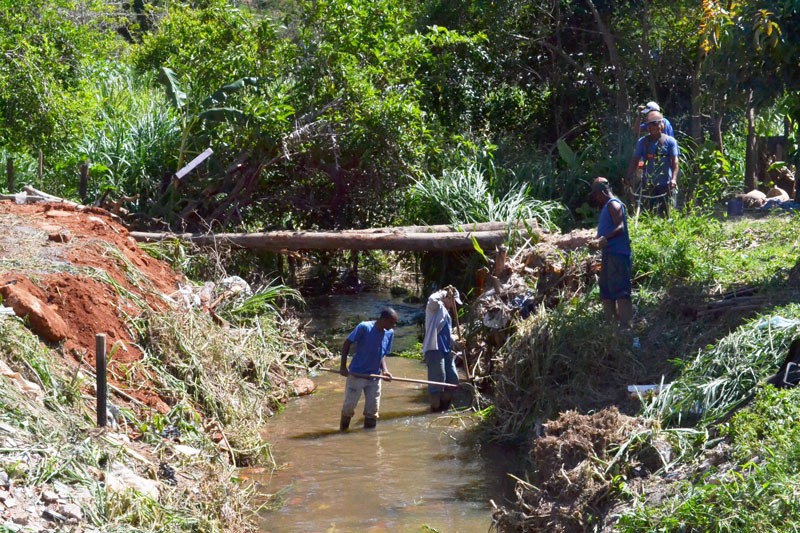 Ações de limpeza - Cesama atua nos córregos Filgueiras, Igrejinha e no Rio Paraibuna