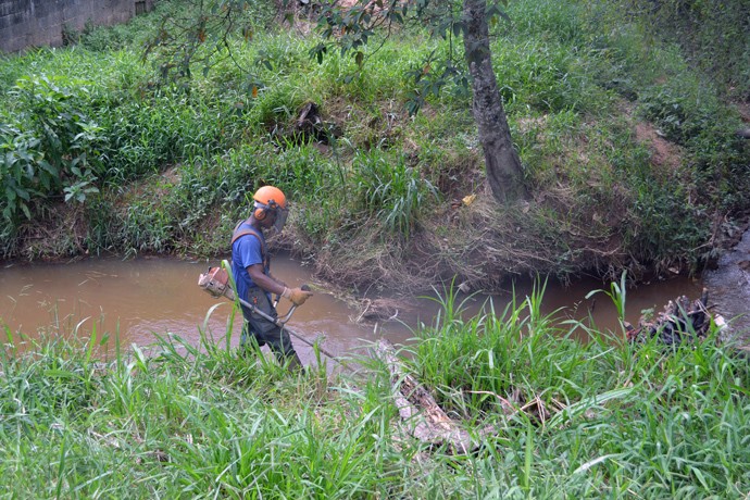 Bairros Filgueiras e Jardim Cachoeira recebem serviços de limpeza de córrego da Cesama