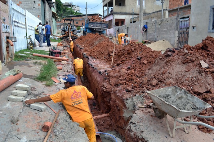 Saneamento básico - Cesama substitui 120 metros de redes de esgoto no Bairro São Damião