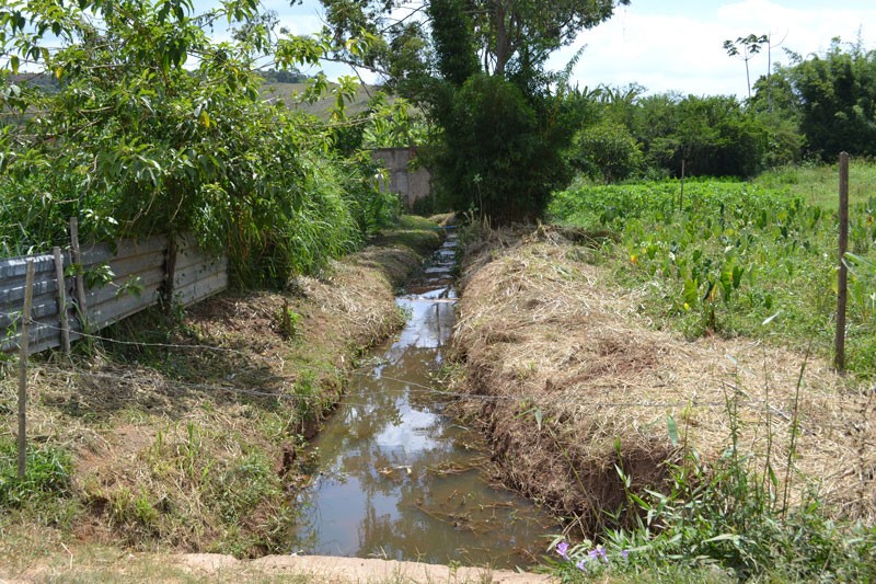 Cesama inicia trabalhos de limpeza no Córrego Ribeirão das Rosas